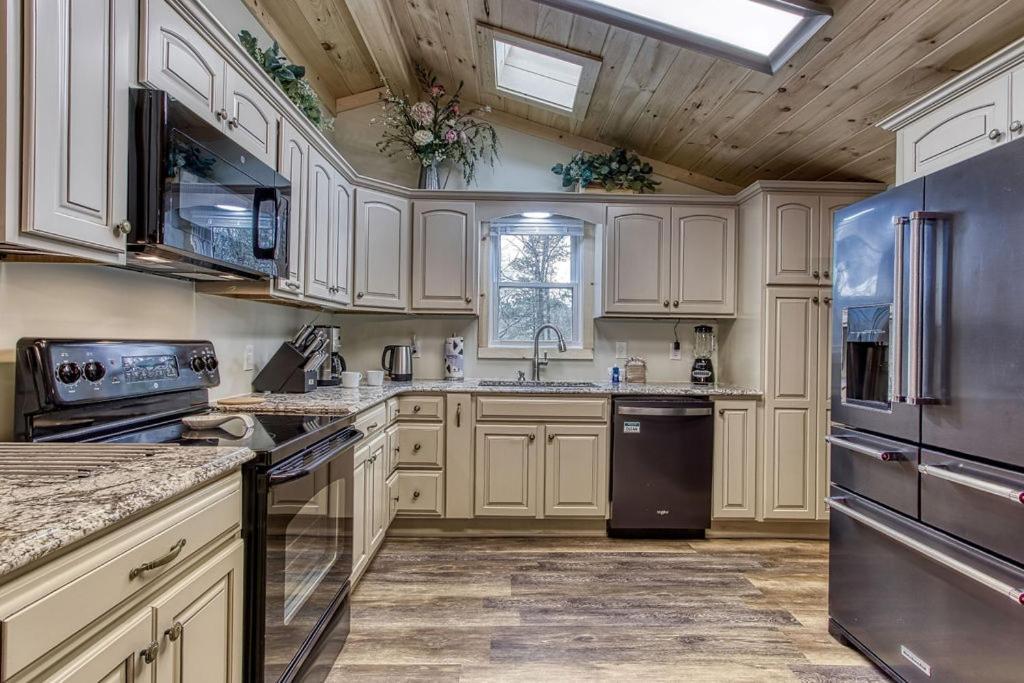 Whispering Winds, Hot Tub, Game Room, Wifi, 1089 Free Tickets Each Paid Day, Dollywood And More Гатлінбург Екстер'єр фото