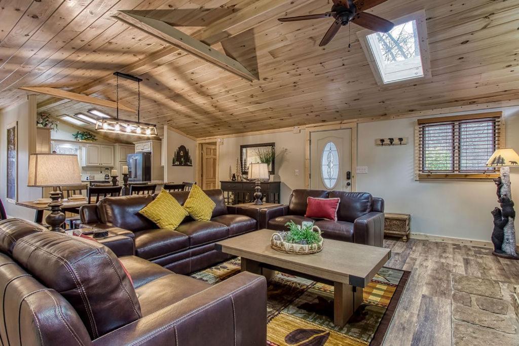 Whispering Winds, Hot Tub, Game Room, Wifi, 1089 Free Tickets Each Paid Day, Dollywood And More Гатлінбург Екстер'єр фото
