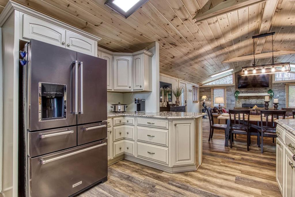 Whispering Winds, Hot Tub, Game Room, Wifi, 1089 Free Tickets Each Paid Day, Dollywood And More Гатлінбург Екстер'єр фото