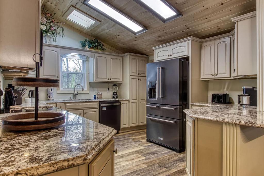 Whispering Winds, Hot Tub, Game Room, Wifi, 1089 Free Tickets Each Paid Day, Dollywood And More Гатлінбург Екстер'єр фото