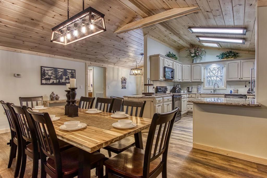 Whispering Winds, Hot Tub, Game Room, Wifi, 1089 Free Tickets Each Paid Day, Dollywood And More Гатлінбург Екстер'єр фото