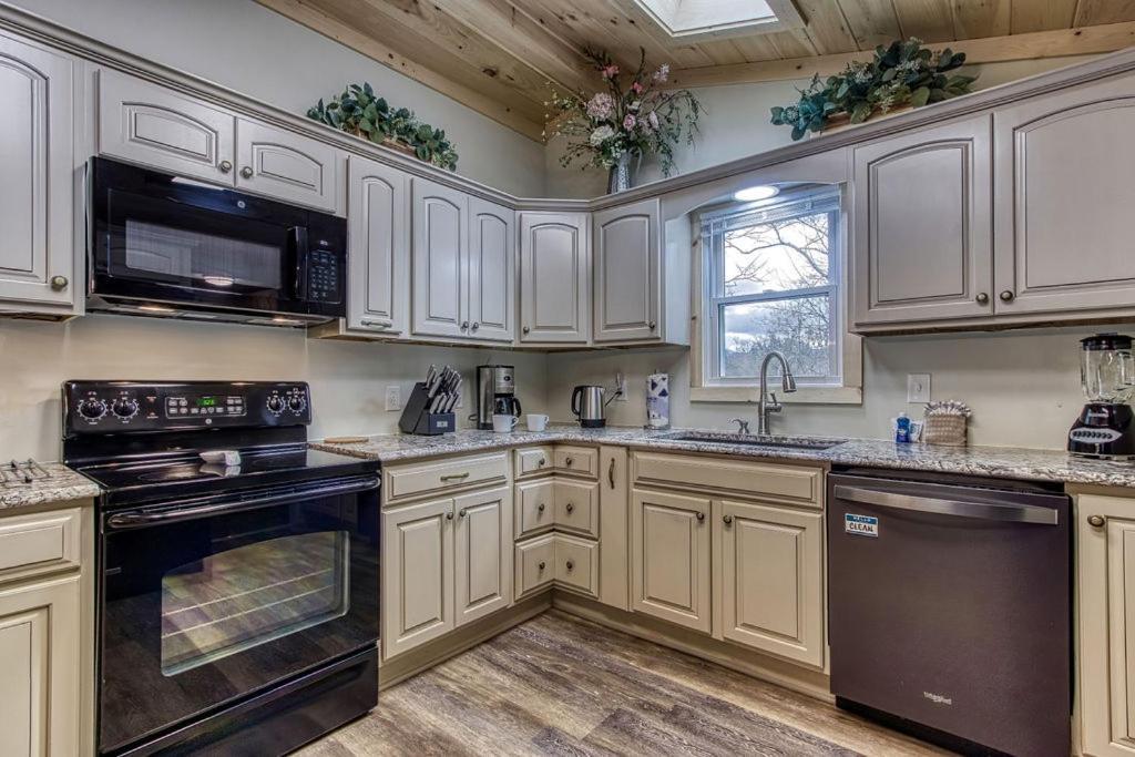 Whispering Winds, Hot Tub, Game Room, Wifi, 1089 Free Tickets Each Paid Day, Dollywood And More Гатлінбург Екстер'єр фото