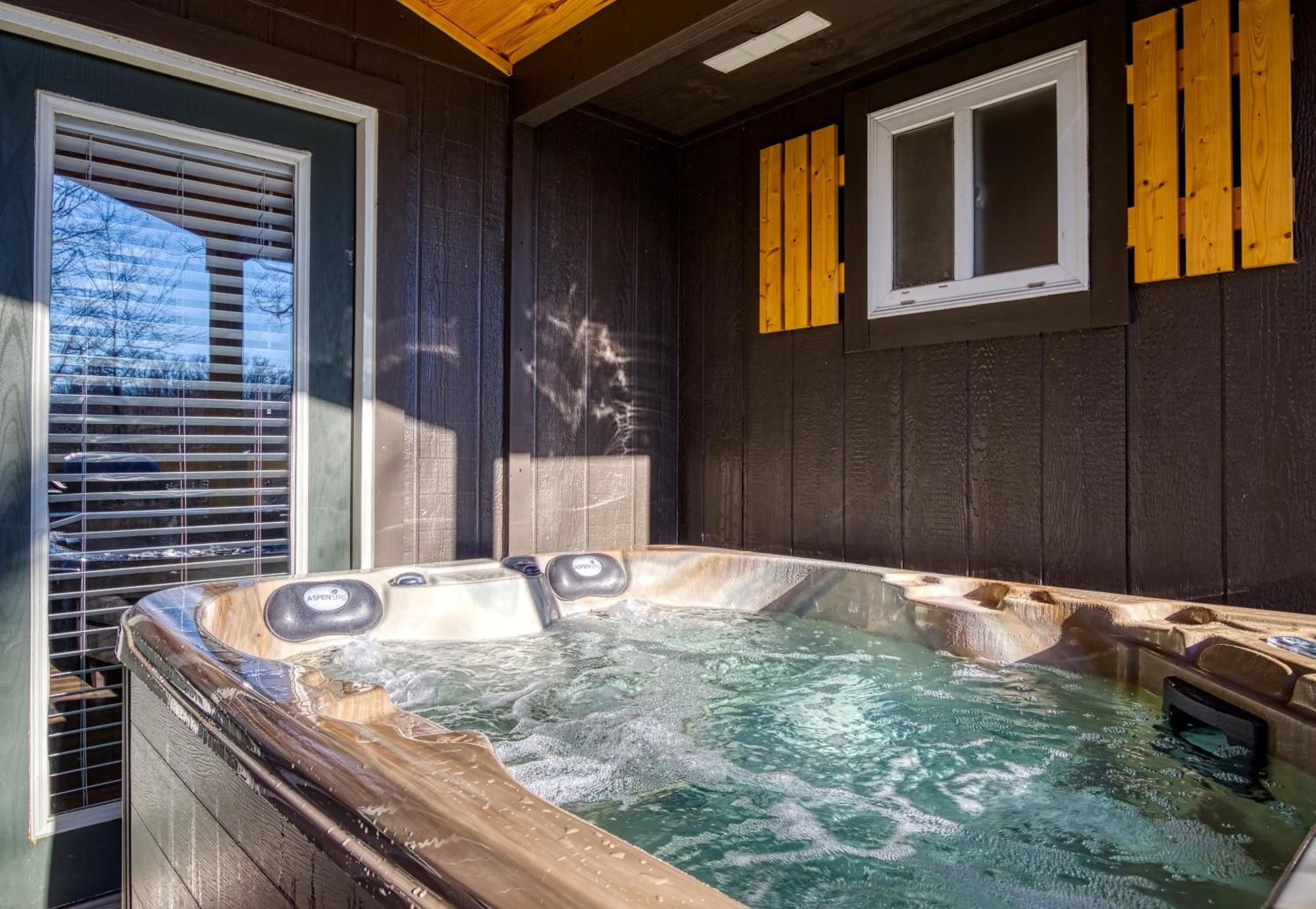 Whispering Winds, Hot Tub, Game Room, Wifi, 1089 Free Tickets Each Paid Day, Dollywood And More Гатлінбург Екстер'єр фото