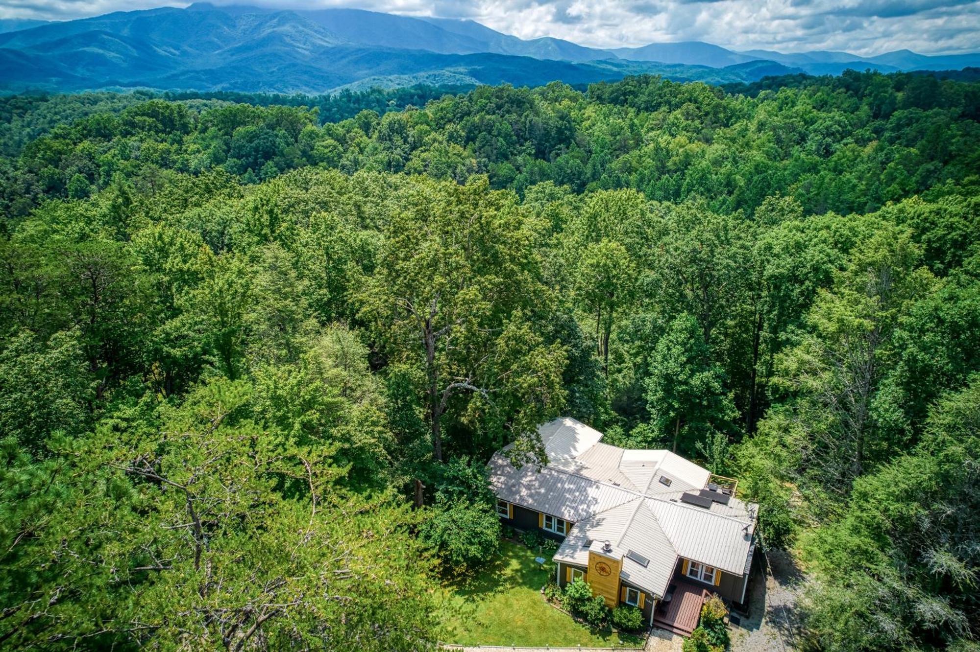 Whispering Winds, Hot Tub, Game Room, Wifi, 1089 Free Tickets Each Paid Day, Dollywood And More Гатлінбург Екстер'єр фото